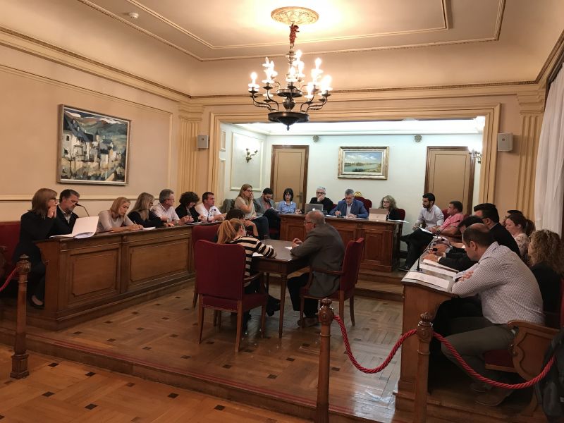El ple dóna suport al model educatiu català